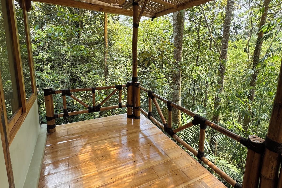 Quarto casal conforto, sacada, vista para o jardim