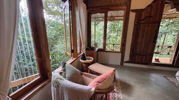 Comfort Double Room, Balcony, Garden View | Living area