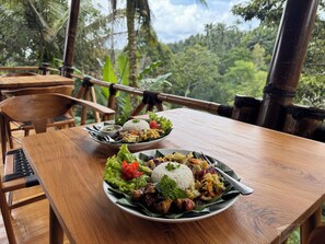 朝食、ランチ、ディナーに営業 (ガーデン ビュー)