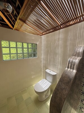 Quarto casal conforto, sacada, vista para o jardim