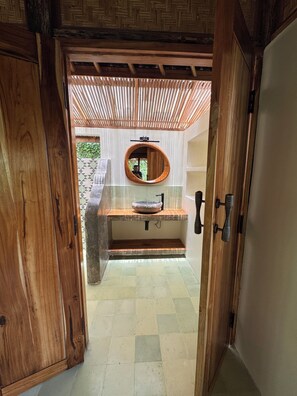 Quarto casal conforto, sacada, vista para o jardim