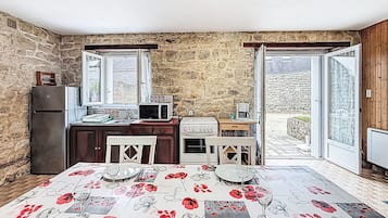 Fridge, microwave, oven, cookware/dishes/utensils