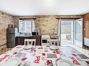 Fridge, microwave, oven, cookware/dishes/utensils - Maison Le Magouër by Interhome (Plouhinec Morbihan)