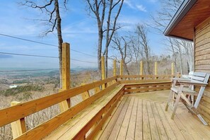 Terrace/patio - Dog-friendly home with panoramic mountain views, wifi, and outdoor patio (Ranger)