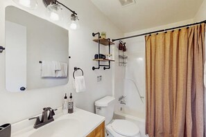 Hair dryer, towels - Dog-friendly home with panoramic mountain views, wifi, and outdoor patio (Ranger)