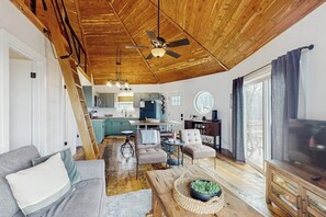 Living area - Dog-friendly home with panoramic mountain views, wifi, and outdoor patio (Ranger)