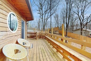 Terrace/patio - Dog-friendly home with panoramic mountain views, wifi, and outdoor patio (Ranger)