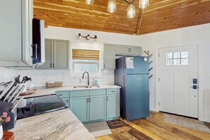 Private kitchen - Dog-friendly home with panoramic mountain views, wifi, and outdoor patio (Ranger)
