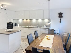 Kühlschrank, Mikrowelle, Ofen, Geschirrspüler