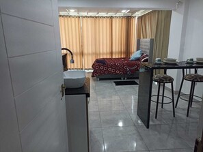 Iron/ironing board, internet, bed sheets