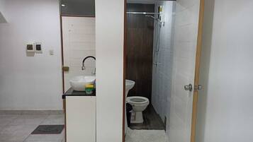 Serviettes fournies, savon, papier toilette