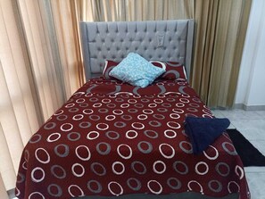Iron/ironing board, internet, bed sheets