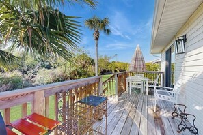 Outdoor dining - Cozy coastal duplex with full kitchen, close to beach & shopping (Port Charlotte)