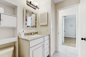 Bathroom - Cozy coastal duplex with full kitchen, close to beach & shopping (Port Charlotte)