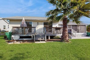 Exterior - Cozy coastal duplex with full kitchen, close to beach & shopping (Port Charlotte)
