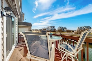 Outdoor dining - Charming 2 story - waterfront retreat, w/private deck, boat slip & canal views (Ocean City)