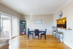 Dining - Charming 2 story - waterfront retreat, w/private deck, boat slip & canal views (Ocean City)