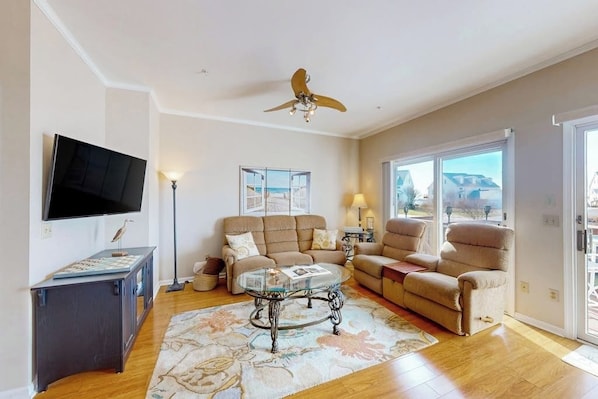 Living area - Charming 2 story - waterfront retreat, w/private deck, boat slip & canal views (Ocean City)