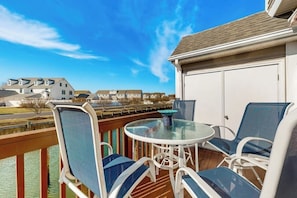 Outdoor dining - Charming 2 story - waterfront retreat, w/private deck, boat slip & canal views (Ocean City)
