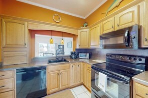 Private kitchen - Charming 2 story - waterfront retreat, w/private deck, boat slip & canal views (Ocean City)