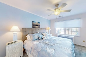 Room - Charming 2 story - waterfront retreat, w/private deck, boat slip & canal views (Ocean City)