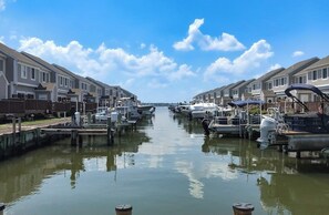 Marina - Charming 2 story - waterfront retreat, w/private deck, boat slip & canal views (Ocean City)