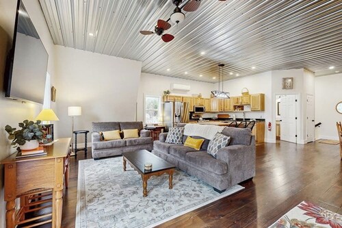White Mountain peaceful retreat w/ furnished deck, garage, gas grill & location