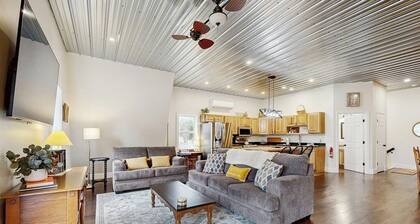 White Mountain peaceful retreat w/ furnished deck, garage, gas grill & location