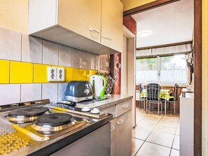 Kühlschrank, Mikrowelle, Kochgeschirr/Geschirr/Besteck