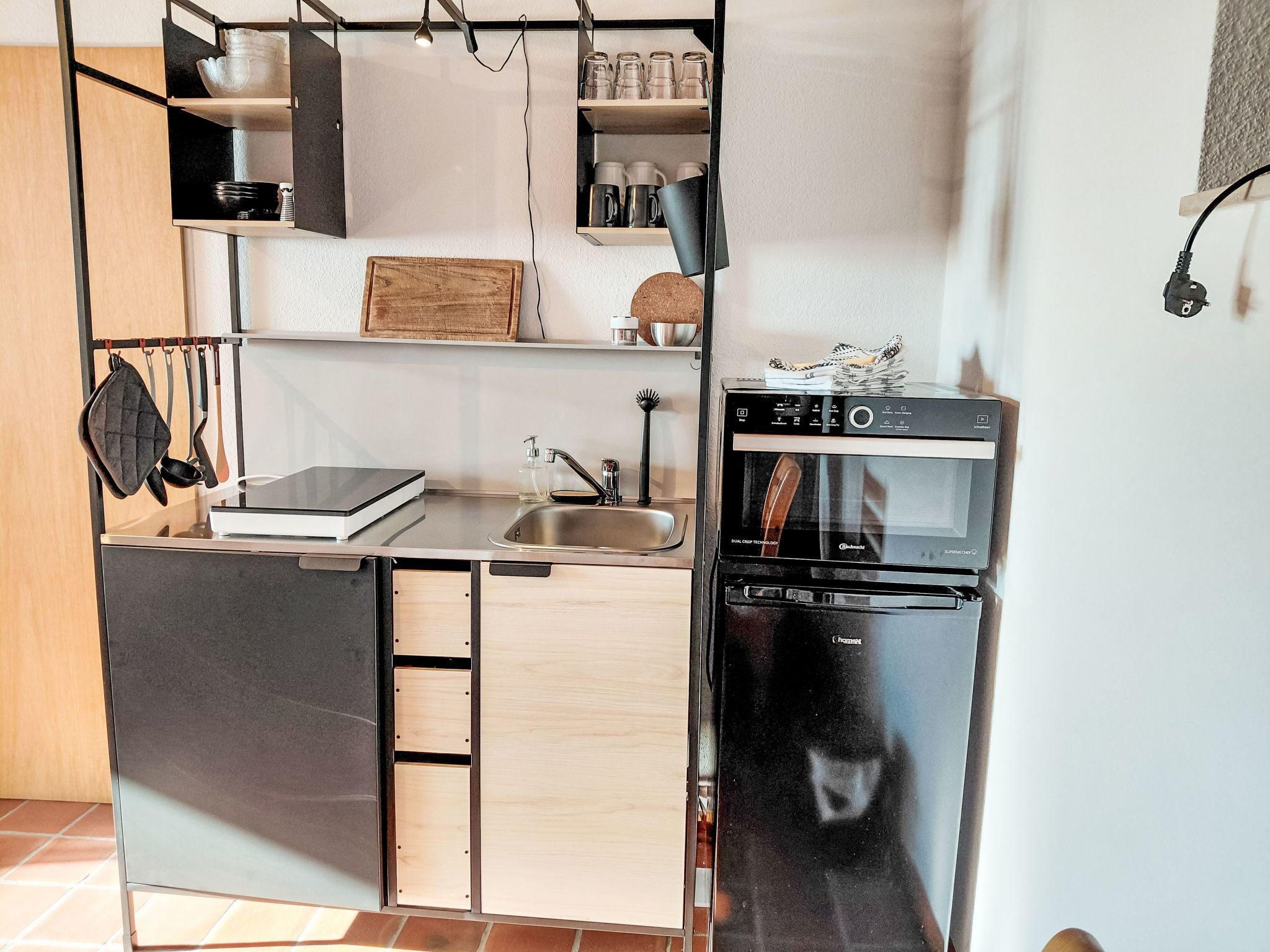 Réfrigérateur, micro-ondes, batterie de cuisine, vaisselle et ustensiles