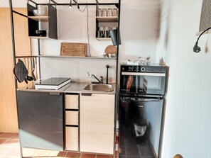 Frigorífico, microondas y utensilios de cocina