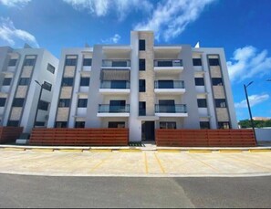 Exterior - Luxury Hotel style Apartment. With a/c, hot and cold water. 3bs 2 bathroom  (Santo Domingo Este)