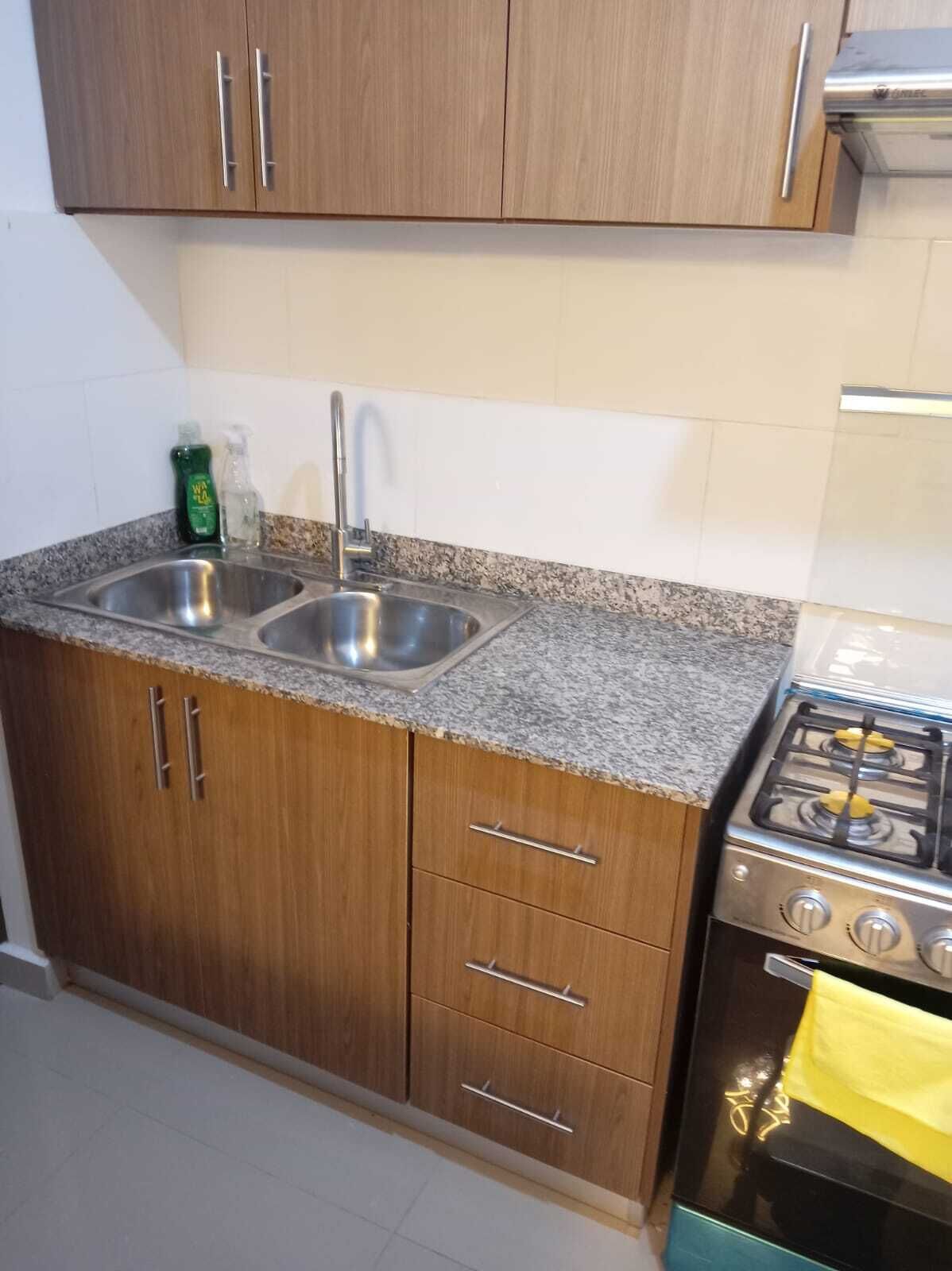 Frigorífico, horno, placa de cocina y cafetera o tetera