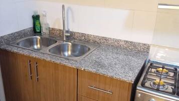 Frigorífico, horno, placa de cocina y cafetera o tetera