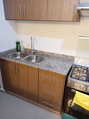 Fridge, oven, stovetop, coffee/tea maker - Luxury Apartment by SDQ Airport. 3-bedroom apartment in Santo Domingo Este (Santo Domingo Este)