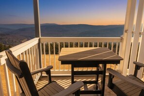 Outdoor dining - Cozy 1-bedroom condo with AC in peaceful Snowshoe (Snowshoe)