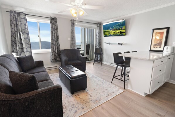 Living area - Cozy 1-bedroom condo with AC in peaceful Snowshoe (Snowshoe)