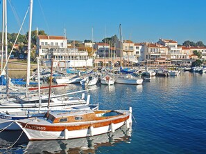 A marina with various boats docked, surrounded by buildings with red roofs and white walls. - La Sorba by Interhome (Saint Cyr sur mer Les Lecques)