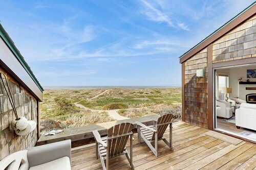 Beachfront condo with private patio, beach access, shared pool & hot tub.
