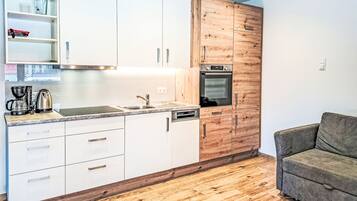 Refrigerador, horno, lavavajillas y utensilios de cocina