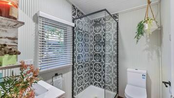 Dusche, Haartrockner, Handtücher, Shampoo