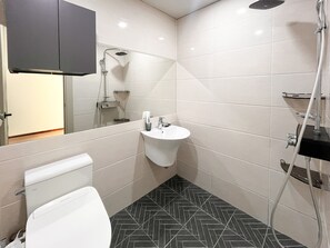 Vierpersoonskamer, balkon, uitzicht op bergen | Badkamer