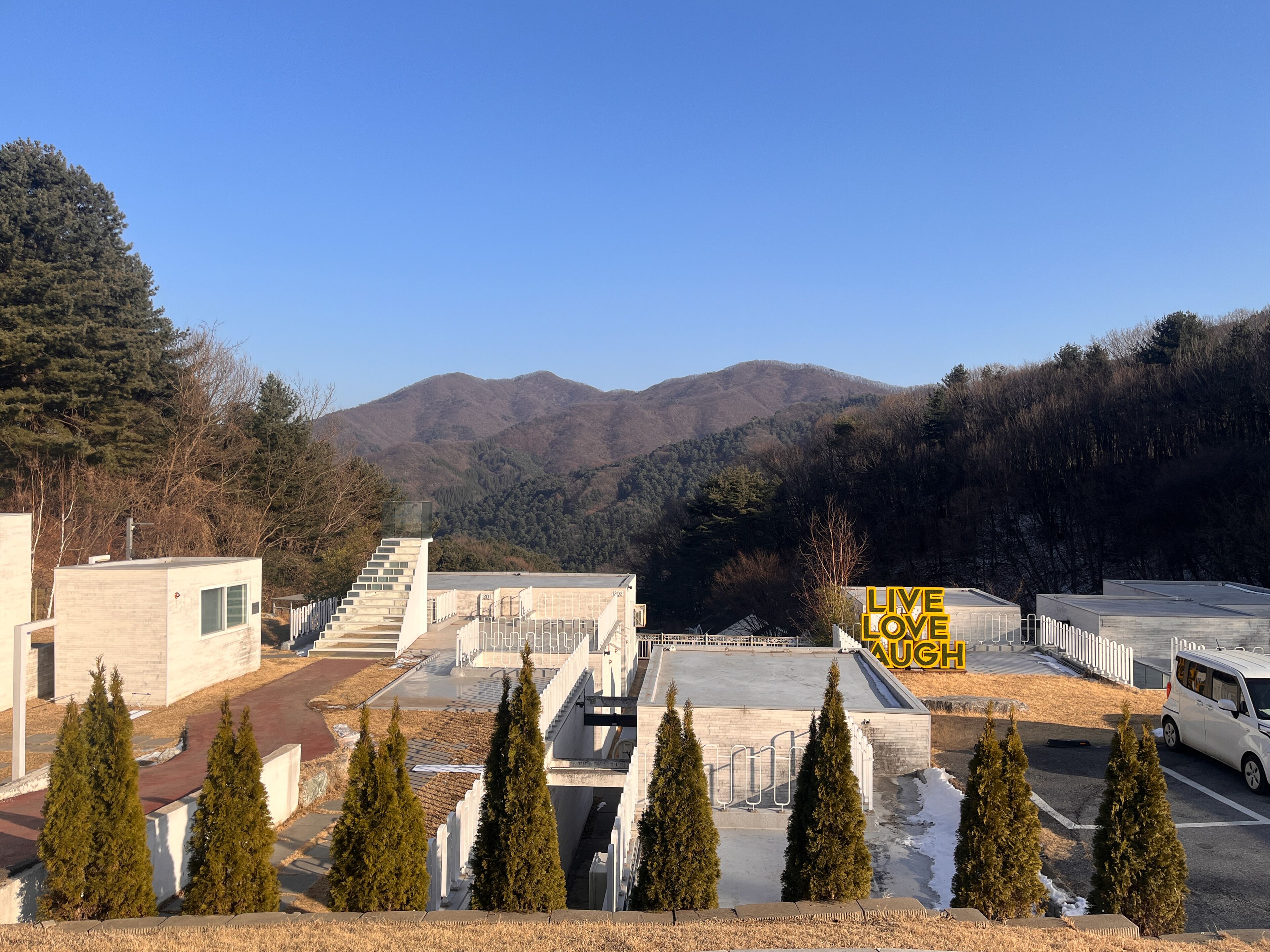 Tweepersoonskamer, uitzicht op bergen | Terrein van de accommodatie