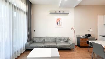 Pet Family Two Room | Living area