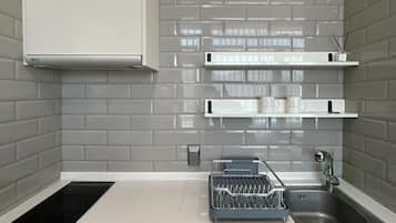 Pet Premier Suite A | Private kitchen | Fridge, microwave, stovetop, cookware/dishes/utensils