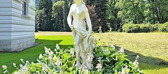 im Schlosspark mit Hallenbad by Interhome