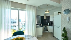 A modern apartment with a dining area, kitchen, and living space. - Artdeco Exclusive Downtownsd Gym Piantini (Santo Domingo)