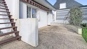 A residential building with a staircase, a gated entrance, and a gravel driveway. - Maison Erdeven by Interhome (Erdeven)