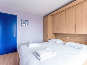 2 slaapkamers, een bureau, internet