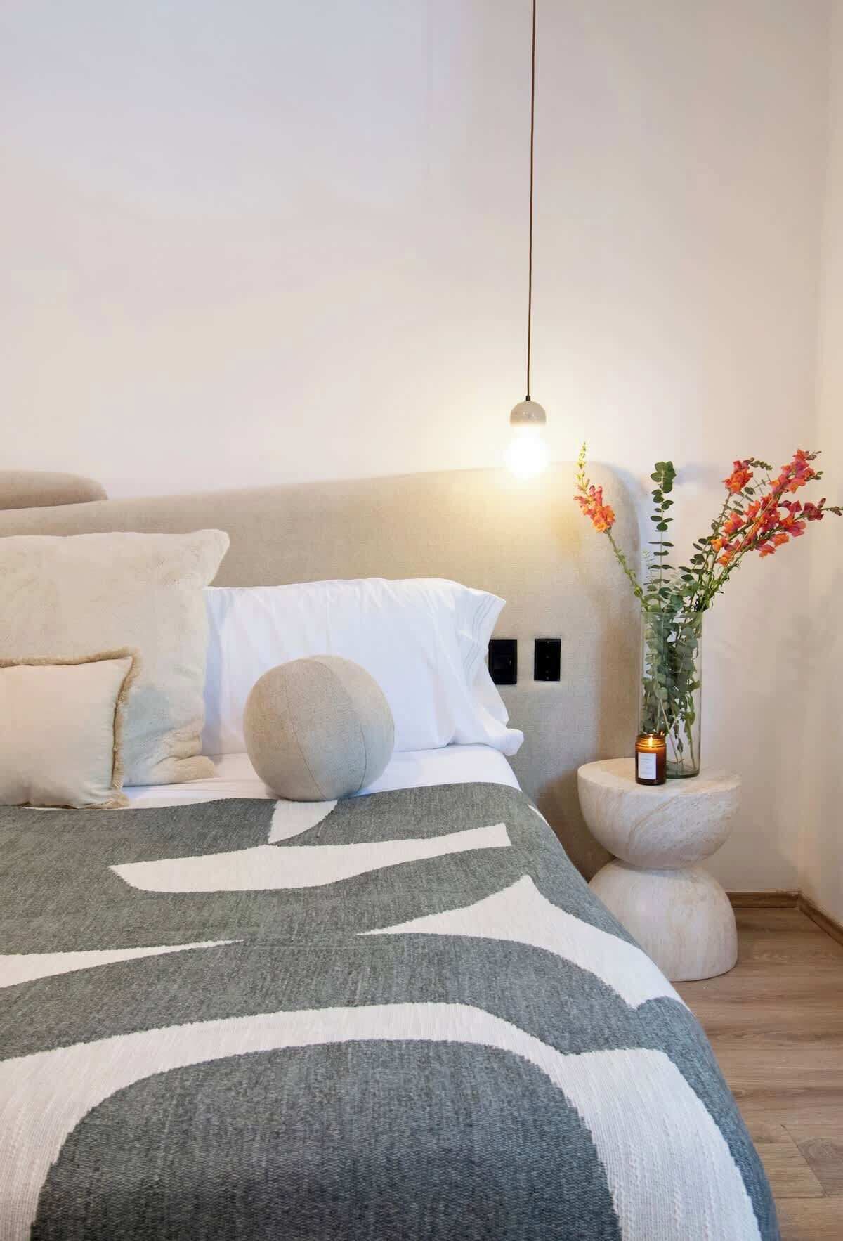 5 bedrooms, iron/ironing board, WiFi, bed sheets